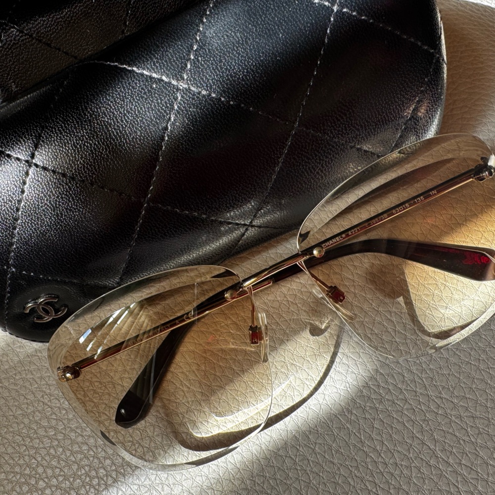 Chanel sunglasses!! No scratches, unworn!!